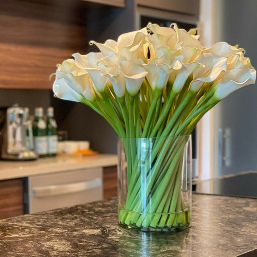 Arums dans cylindre en verre