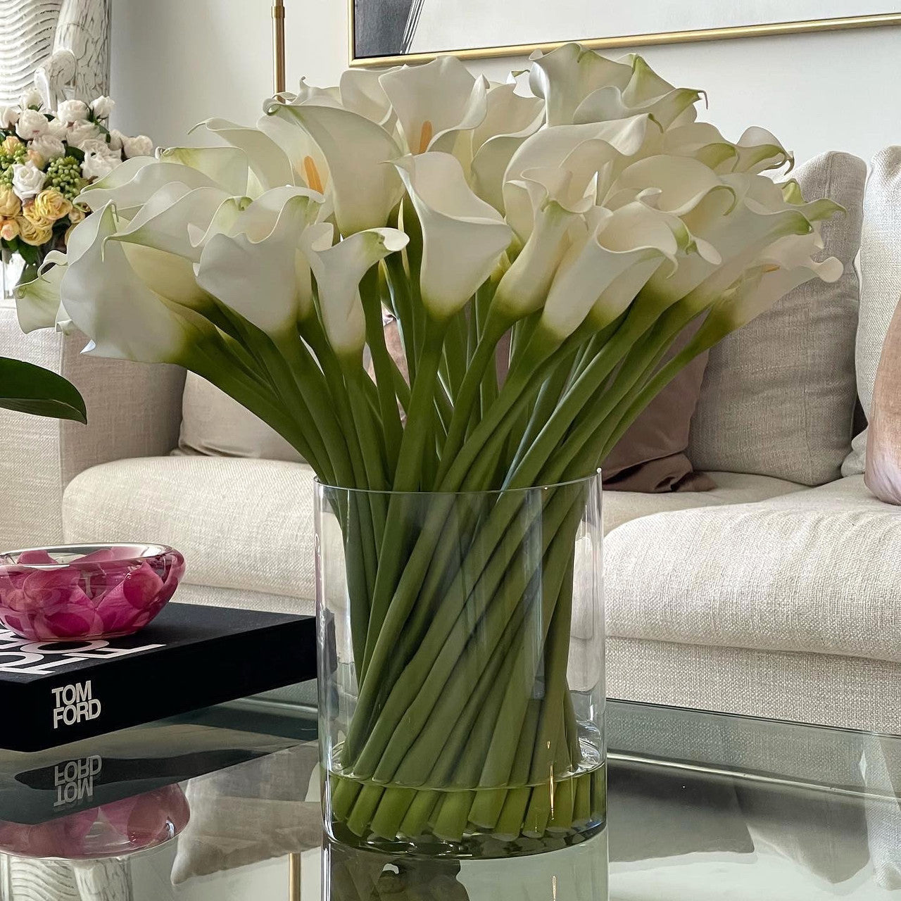 Arums dans cylindre en verre