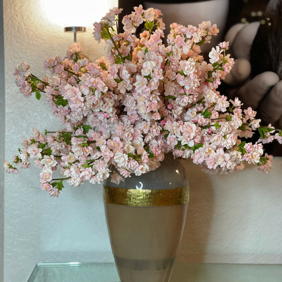 Vase Goddess avec fleurs de cerisier roses