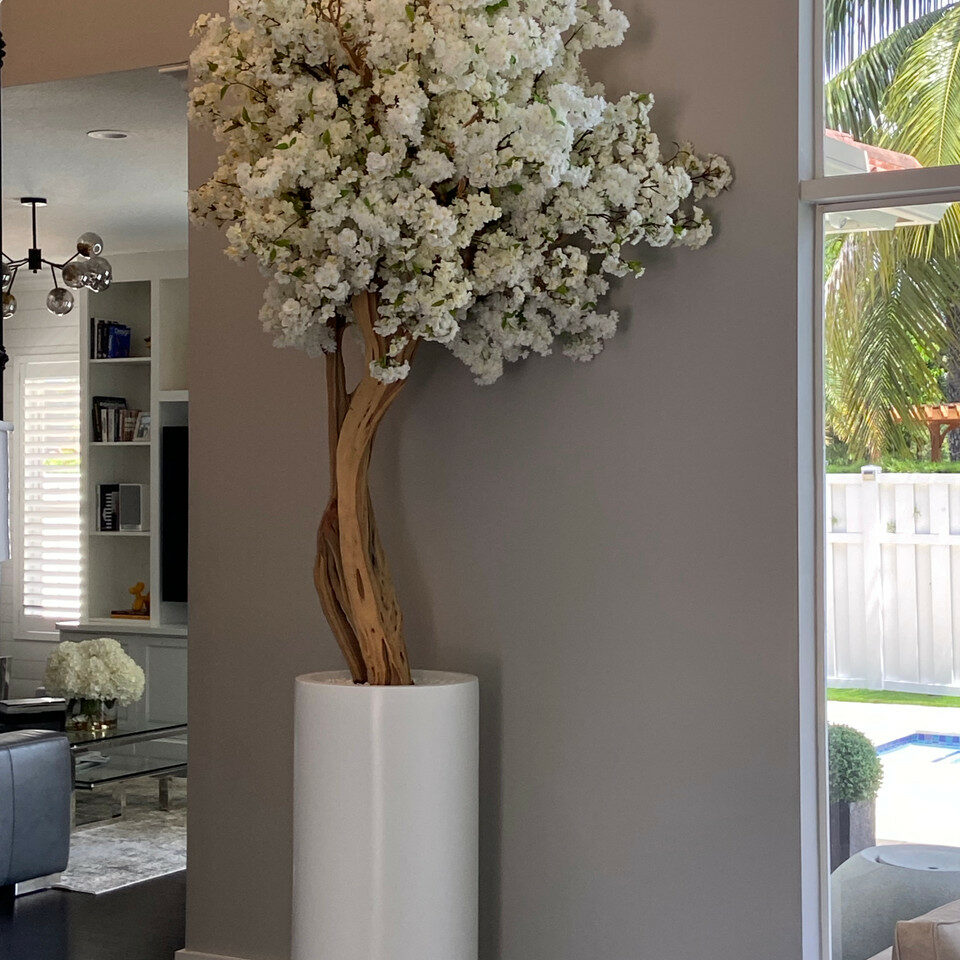 Vase St. Tropez beige mat avec cerisier blanc en fleurs