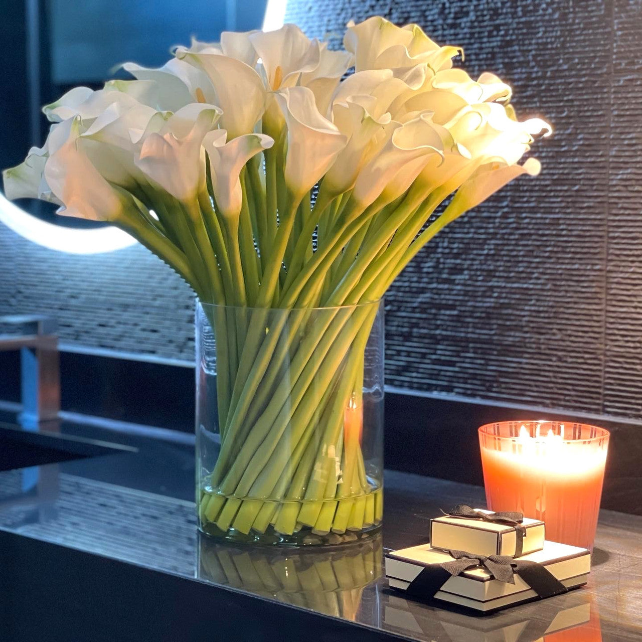Arums dans cylindre en verre