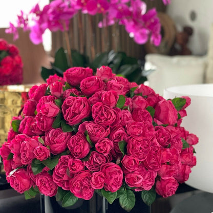Roses anglaises rose foncé dans vase en verre noir