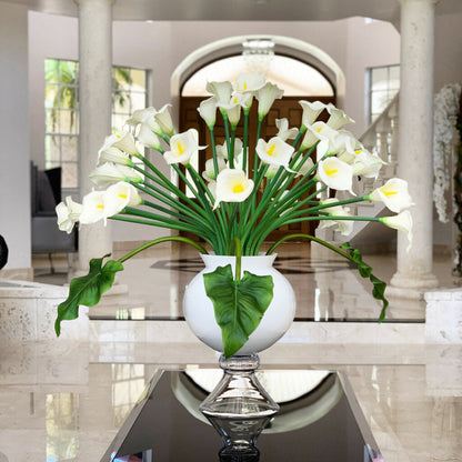 Vase élégant avec plusieurs arums blancs