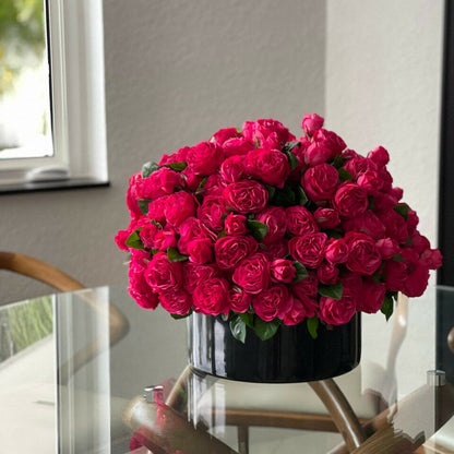 Roses anglaises rose foncé dans vase en verre noir