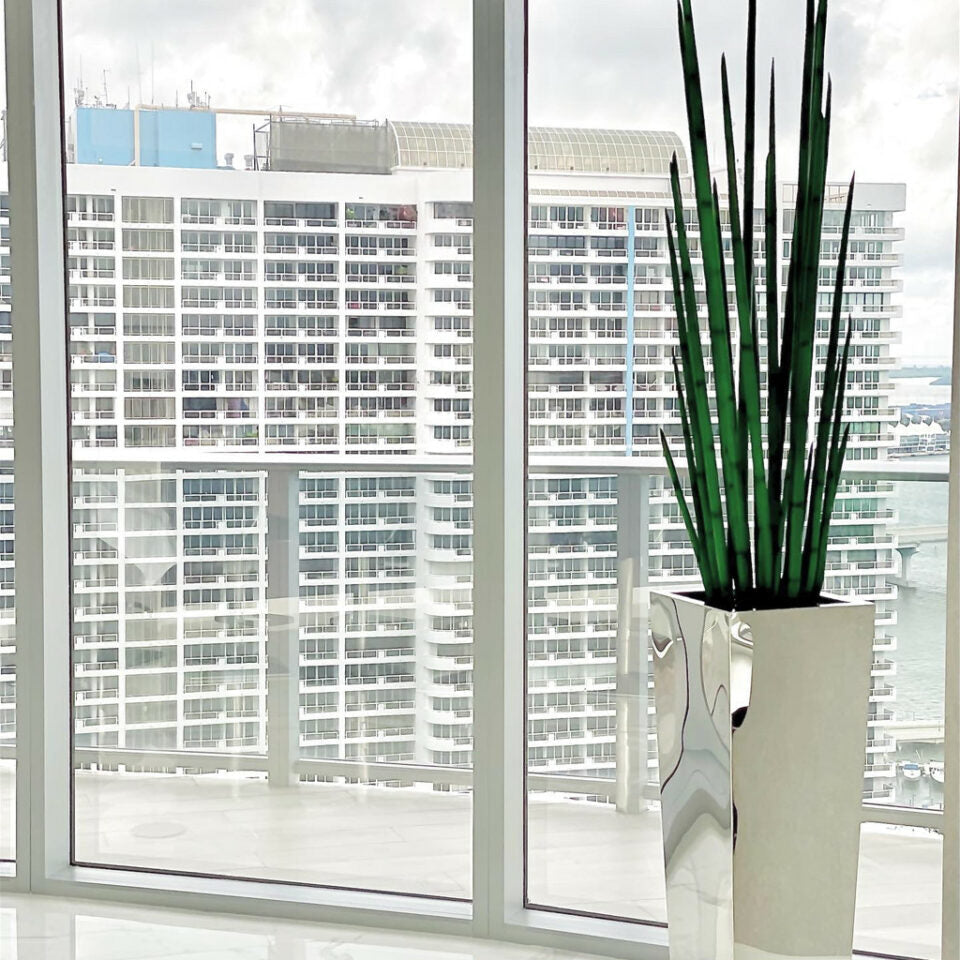 Vase cube en acier inoxydable avec herbe serpent