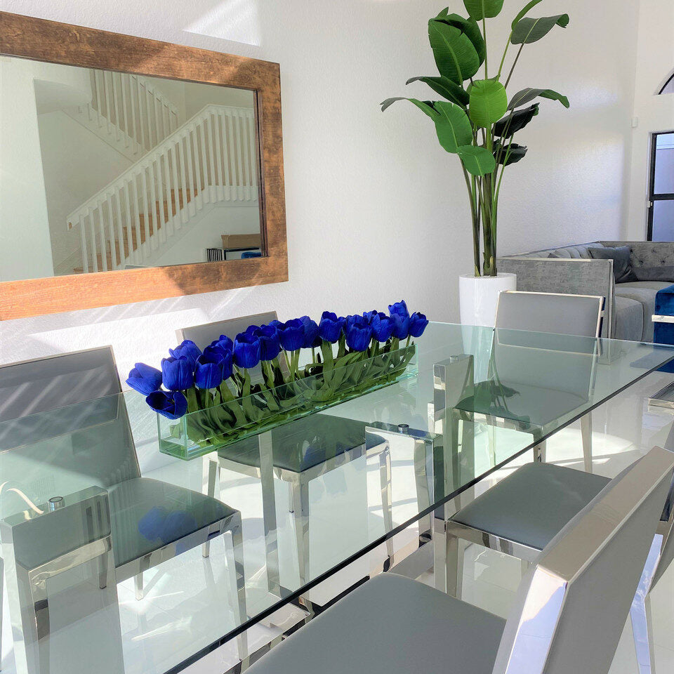 Vase en verre moderne avec tulipes bleues