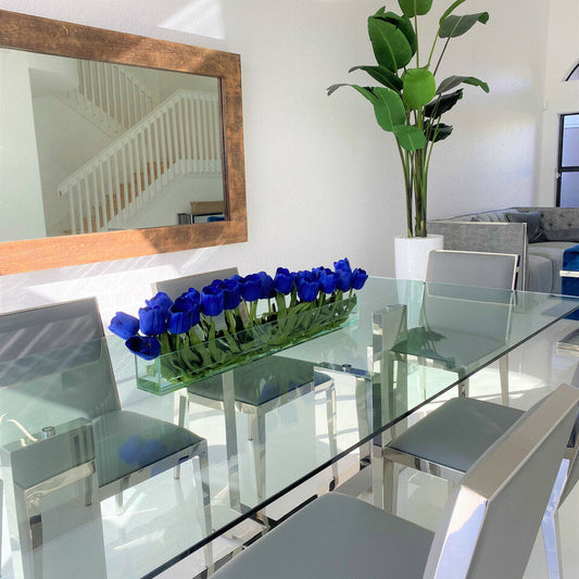 Vase en verre moderne avec tulipes bleues