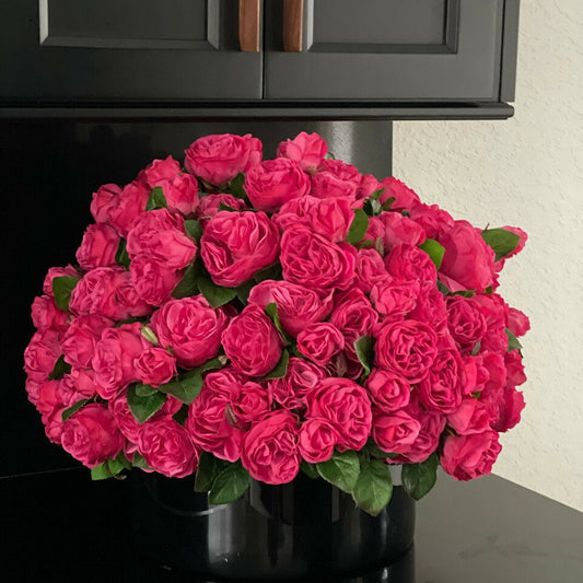 Roses anglaises rose foncé dans vase en verre noir