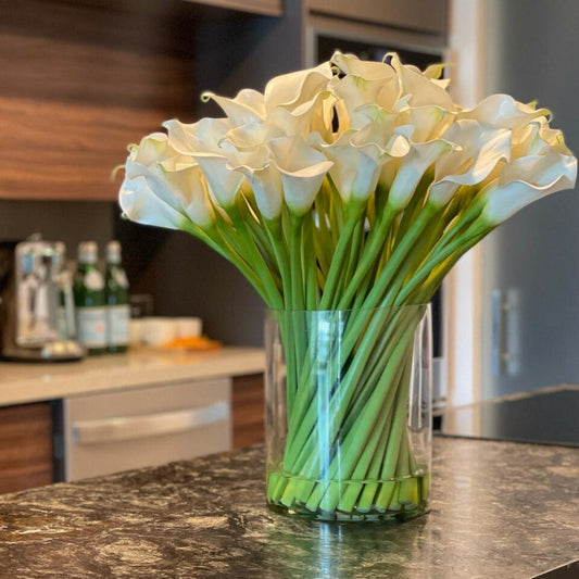 Arums dans cylindre en verre
