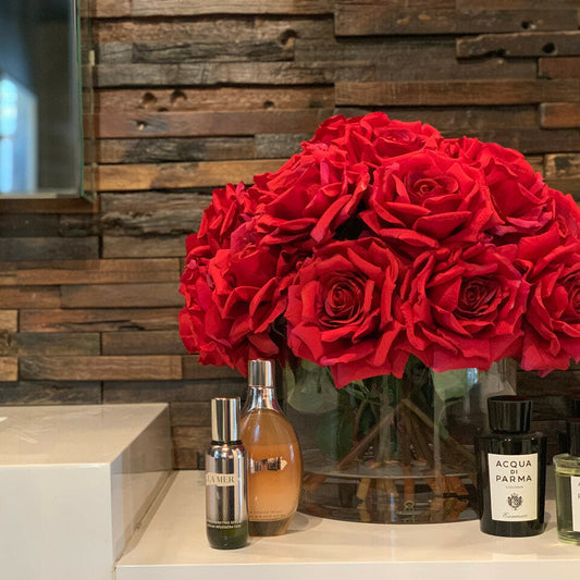 Cylindre avec roses rouges artificielles