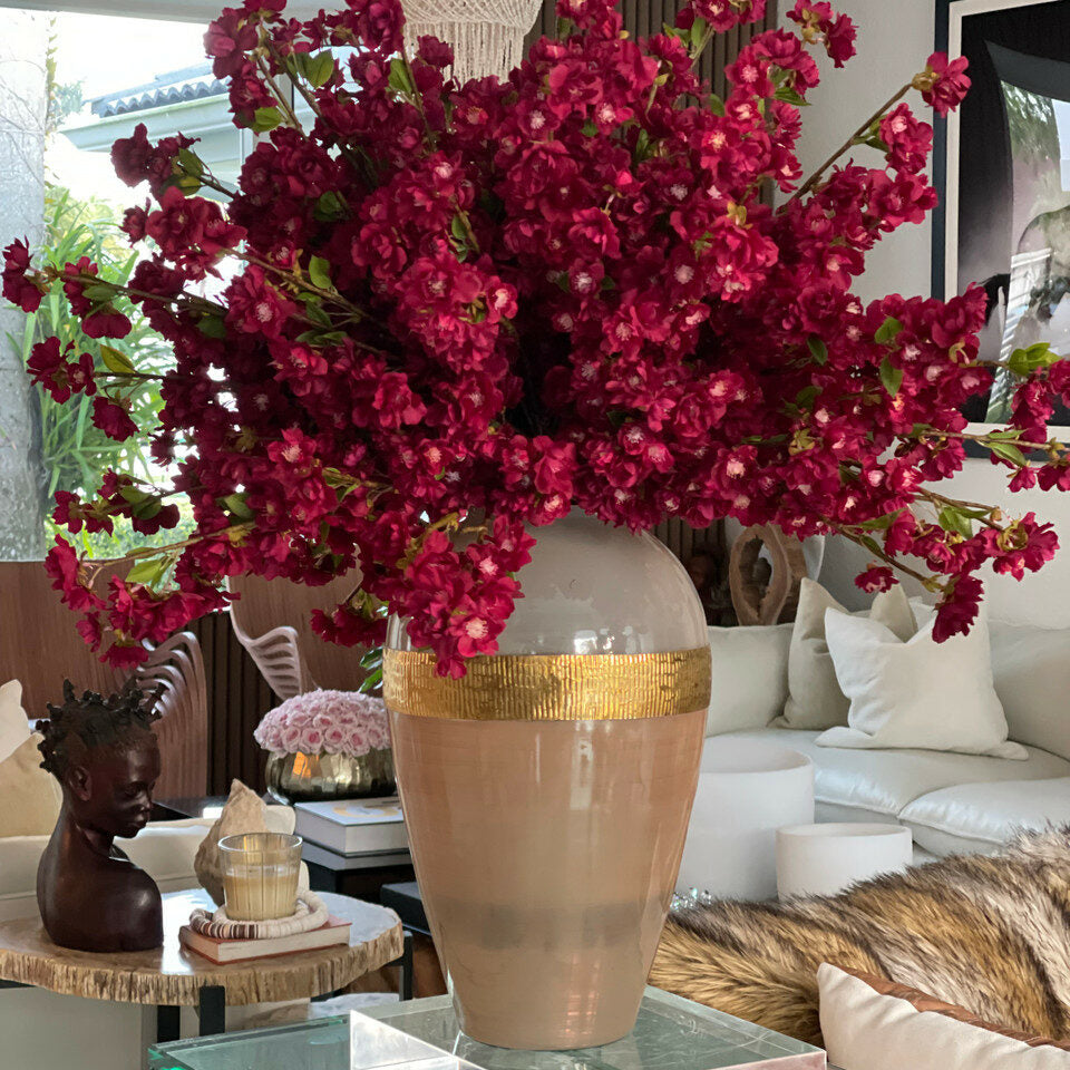 Vase Goddess avec fleurs de cerisier bordeaux