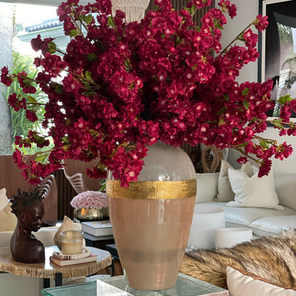 Vase Goddess avec fleurs de cerisier bordeaux