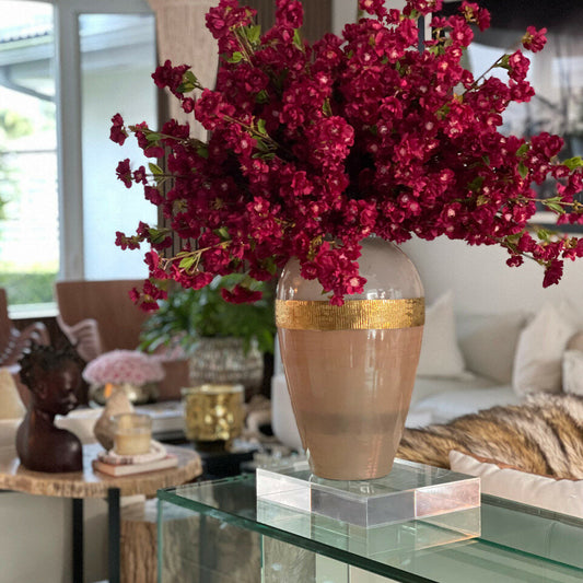 Vase Goddess avec fleurs de cerisier bordeaux