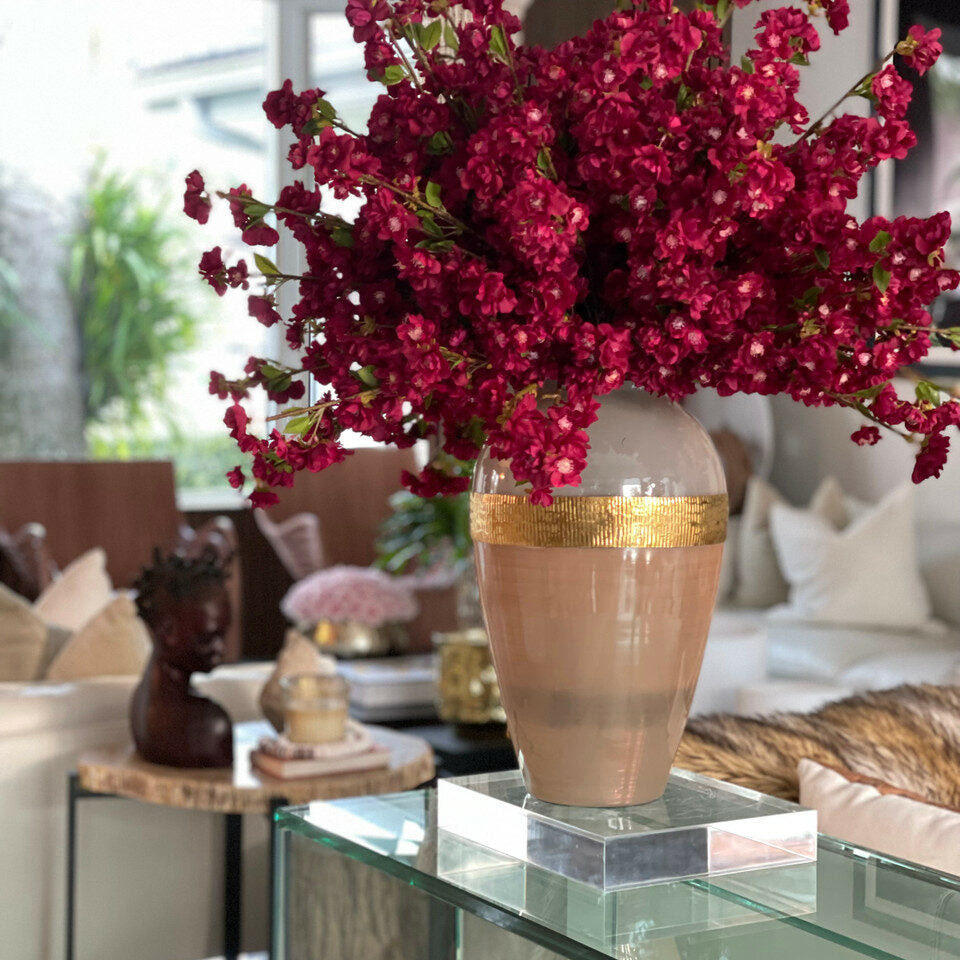 Vase Goddess avec fleurs de cerisier bordeaux