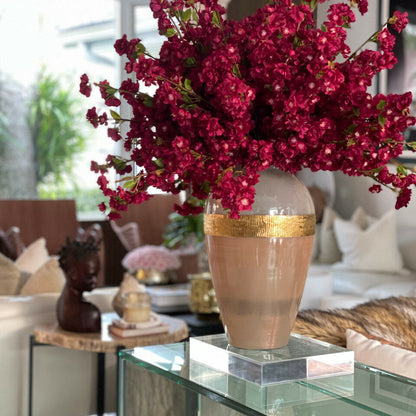 Vase Goddess avec fleurs de cerisier bordeaux