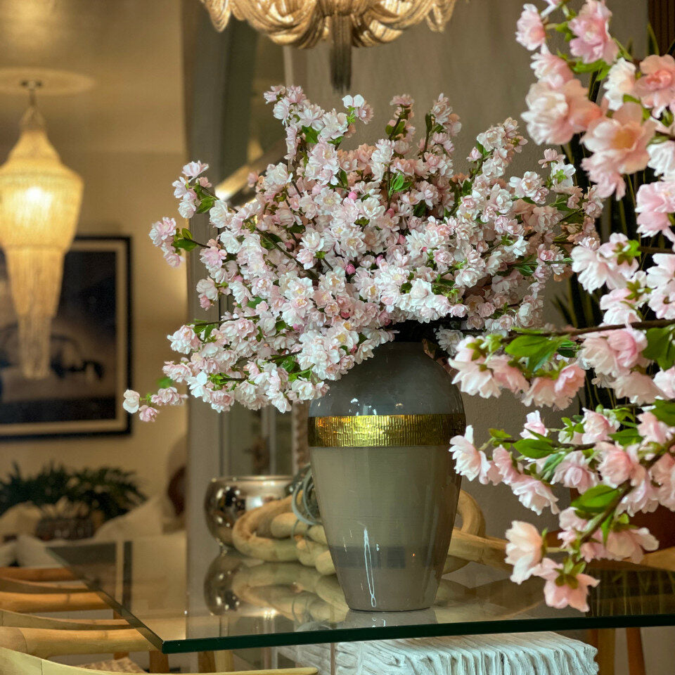 Vase Goddess avec fleurs de cerisier roses