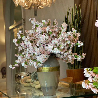 Vase Goddess avec fleurs de cerisier roses