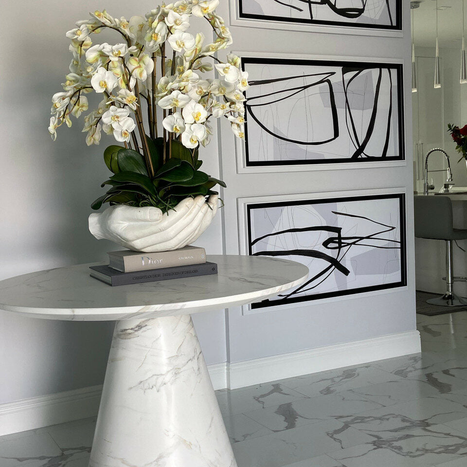 Orchidées Phalaenopsis blanches dans vase sculpture mains ouvertes