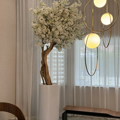Vase St. Tropez beige mat avec cerisier blanc en fleurs