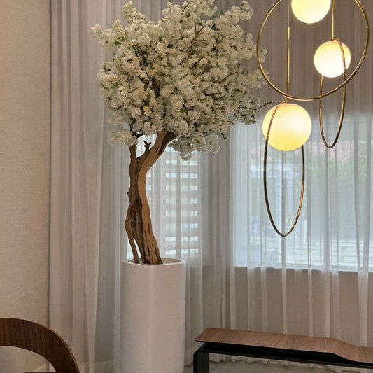 Vase St. Tropez beige mat avec cerisier blanc en fleurs