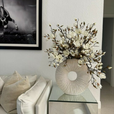 Grand vase Eternity avec magnolias et bois flotté