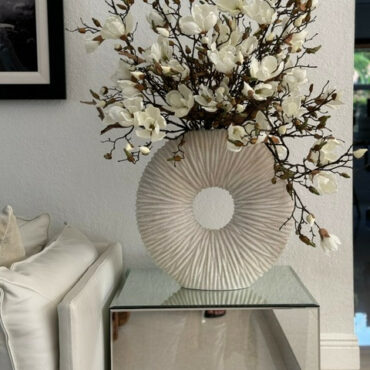Grand vase Eternity avec magnolias et bois flotté