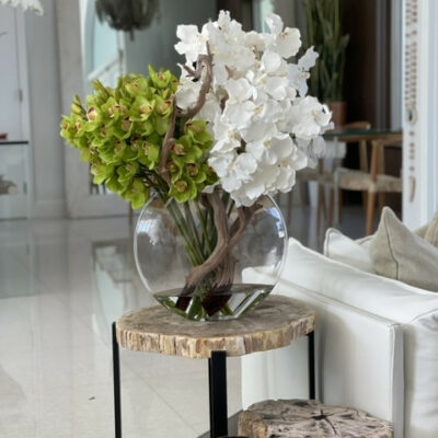 Vase Lune avec orchidées Vanda blanches et cymbidiums verts