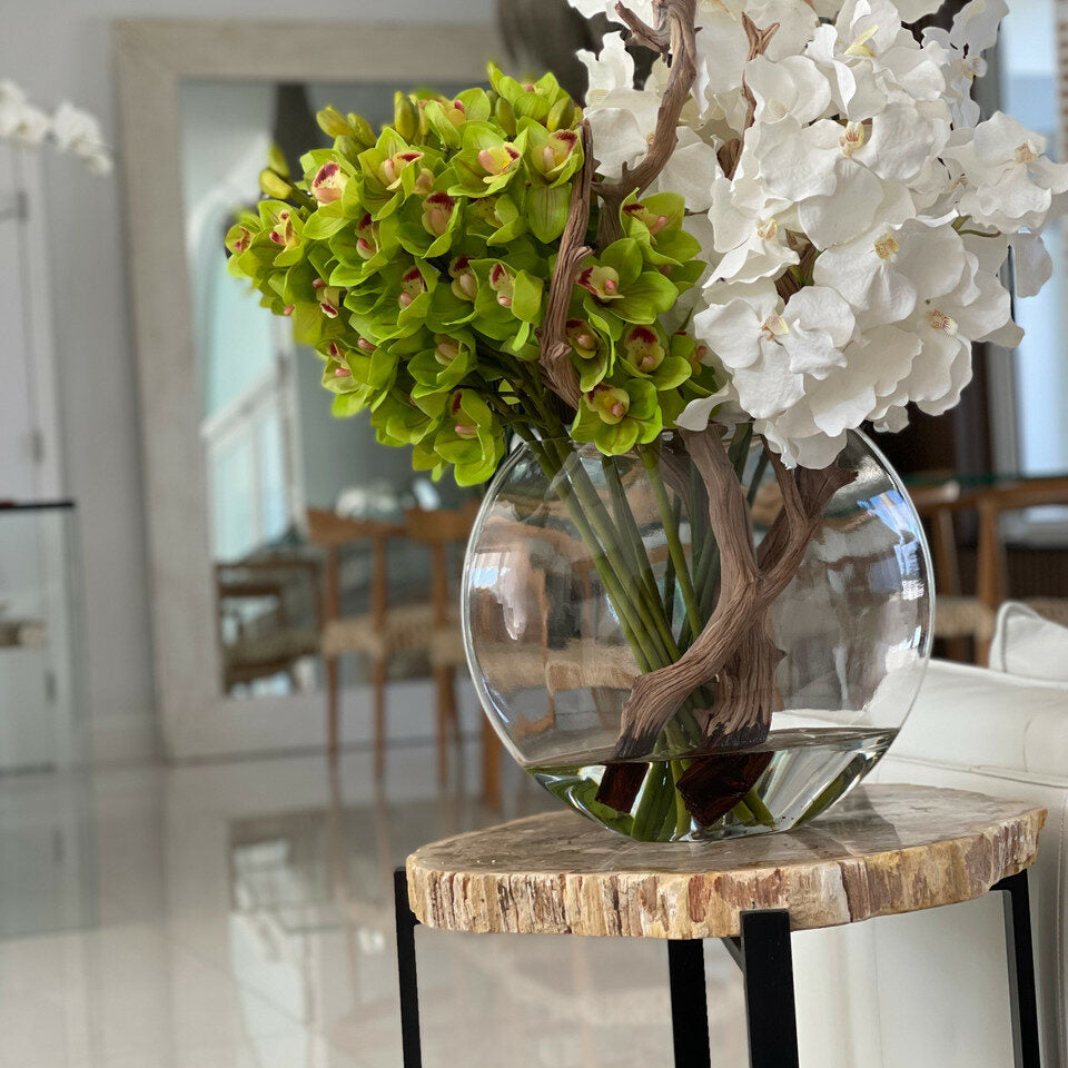 Vase Lune avec orchidées Vanda blanches et cymbidiums verts
