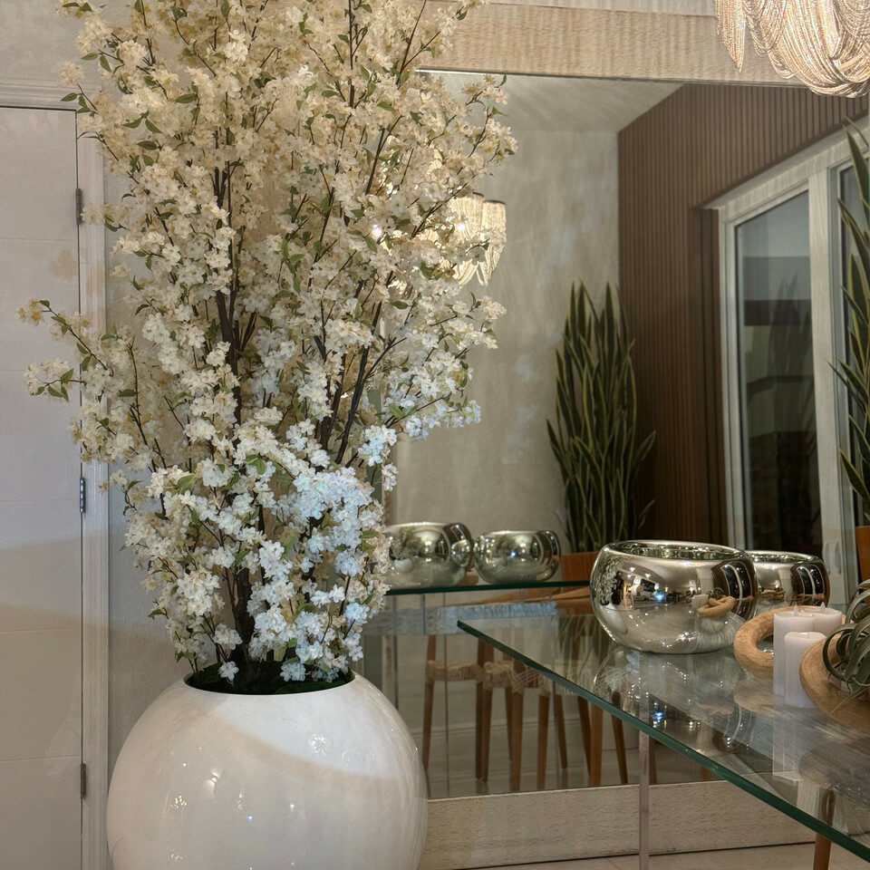 Vase sphérique blanc brillant 76 cm avec branches de fleurs de cerisier blanches