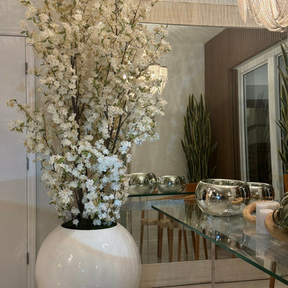 Vase sphérique blanc brillant 76 cm avec branches de fleurs de cerisier blanches