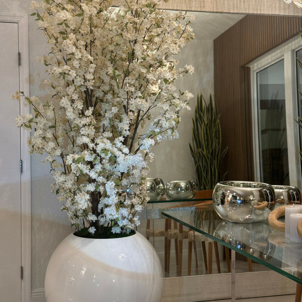 Vase sphérique blanc brillant 76 cm avec branches de fleurs de cerisier blanches