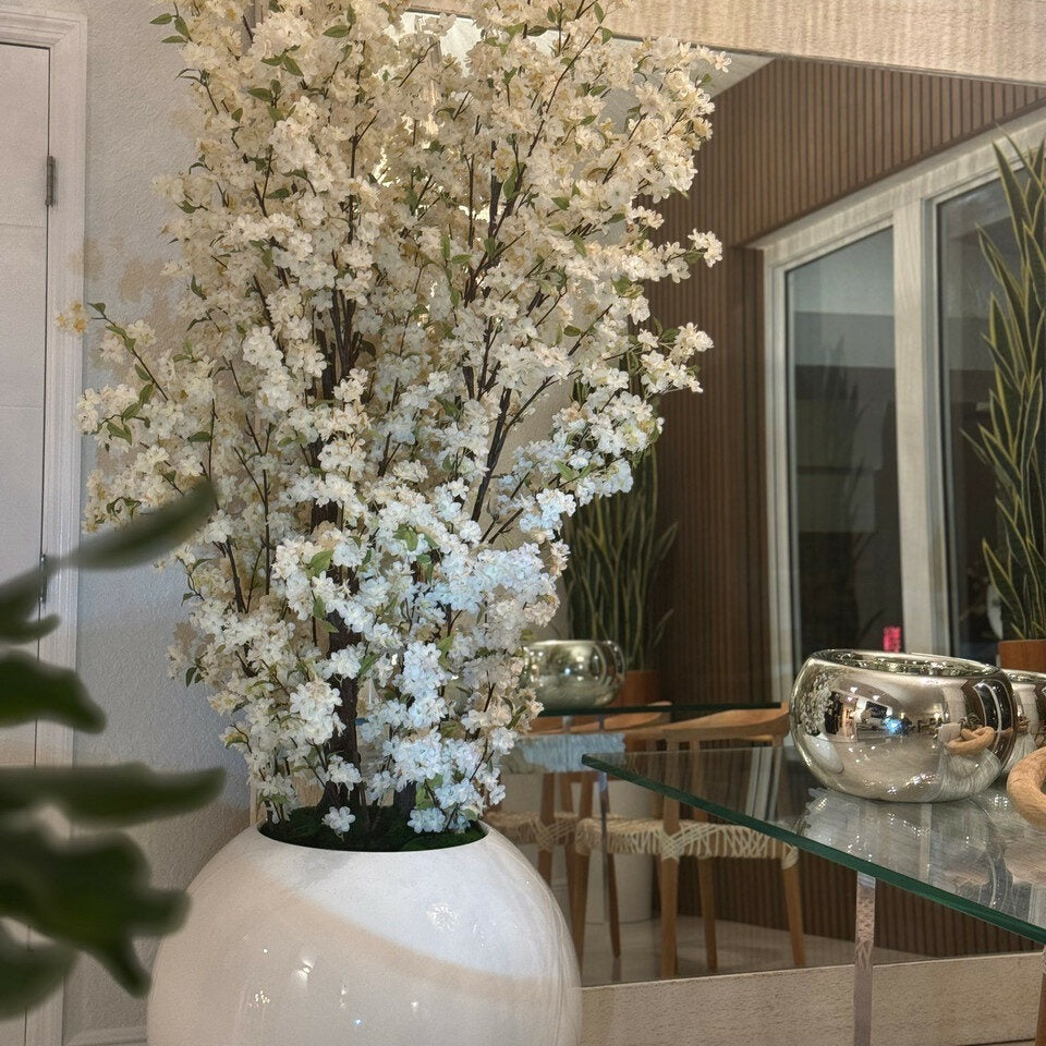 Vase sphérique blanc brillant 76 cm avec branches de fleurs de cerisier blanches
