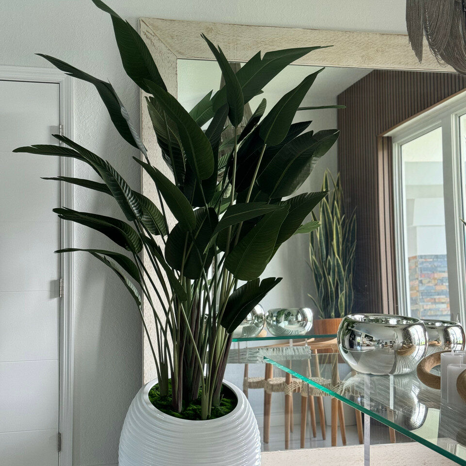 Oiseau de paradis dans vase blanc en spirale