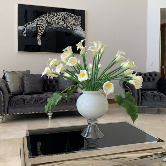 Vase élégant avec plusieurs arums blancs