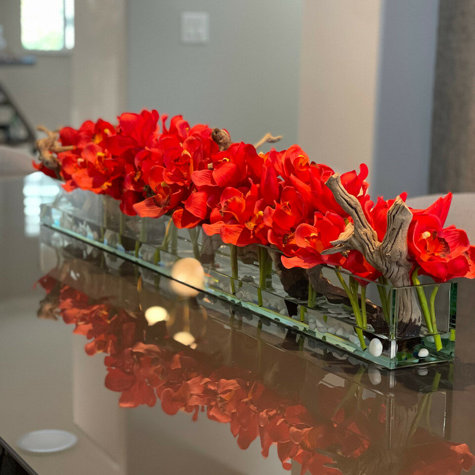 Vase en verre Modern House avec cymbidium rouge