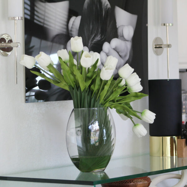 Vase Lune avec tulipes blanches