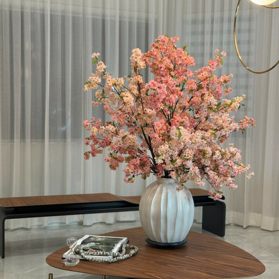 Vase Astoria avec fleurs de cerisier roses