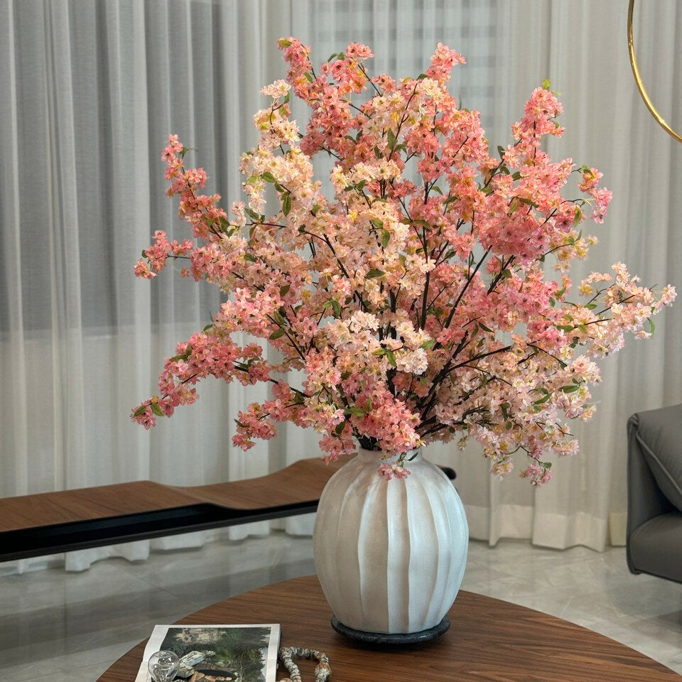 Vase Astoria avec fleurs de cerisier roses