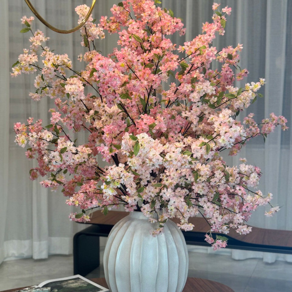 Vase Astoria avec fleurs de cerisier roses