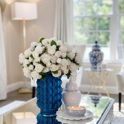 Roses anglaises blanches dans vase texturé bleu