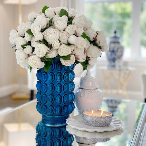 Roses anglaises blanches dans vase texturé bleu