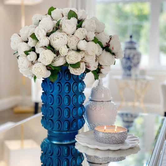 Roses anglaises blanches dans vase texturé bleu