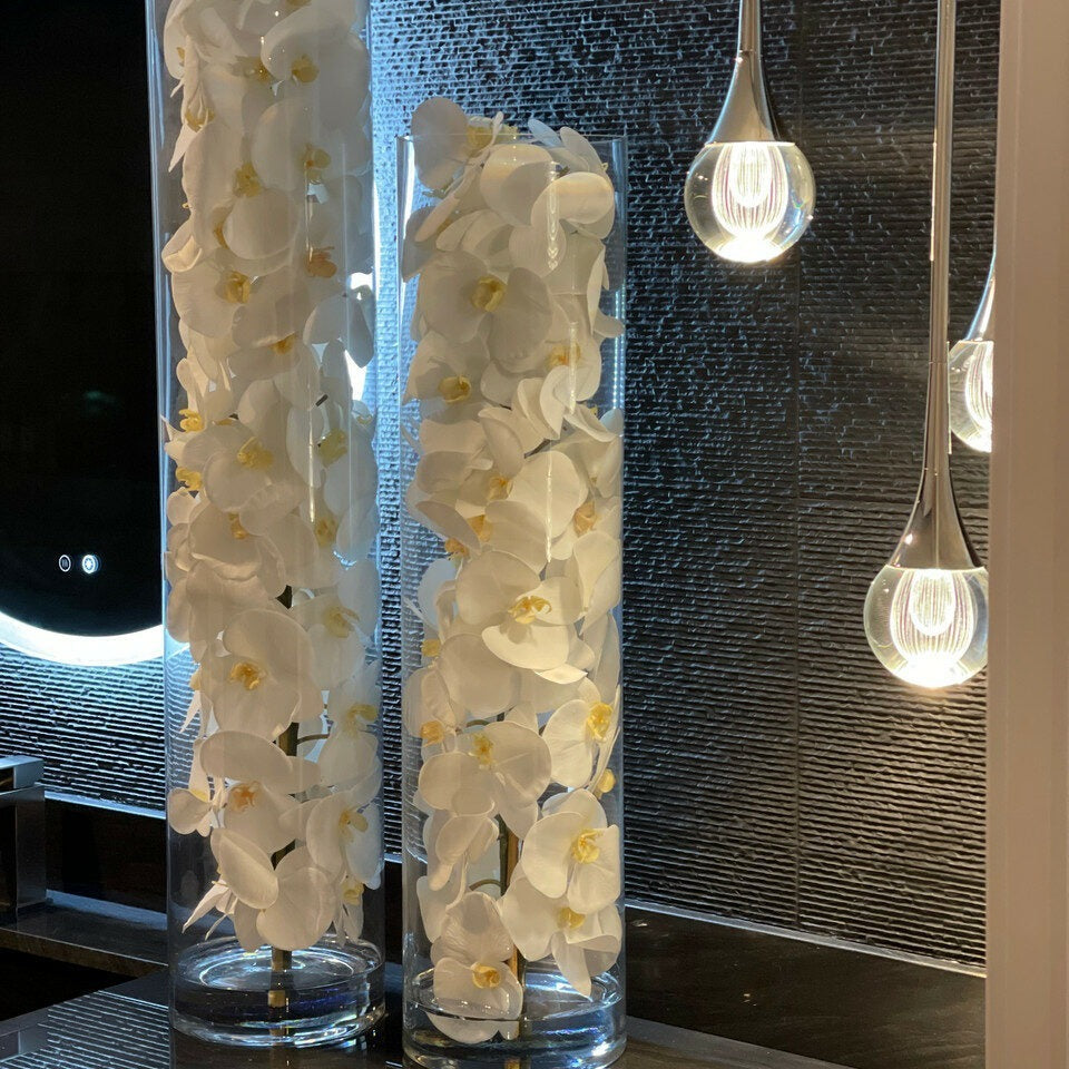 Cylindre en verre avec orchidées Phalaenopsis blanches