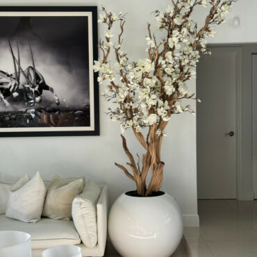 Magnolia blanc dans pot globe blanc brillant de 76 cm