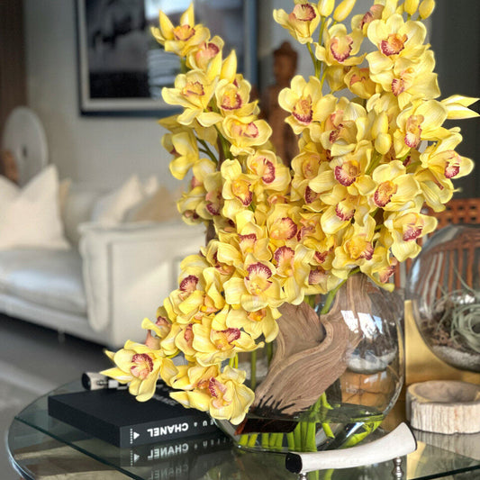 Cymbidiums jaunes dans un vase Lune