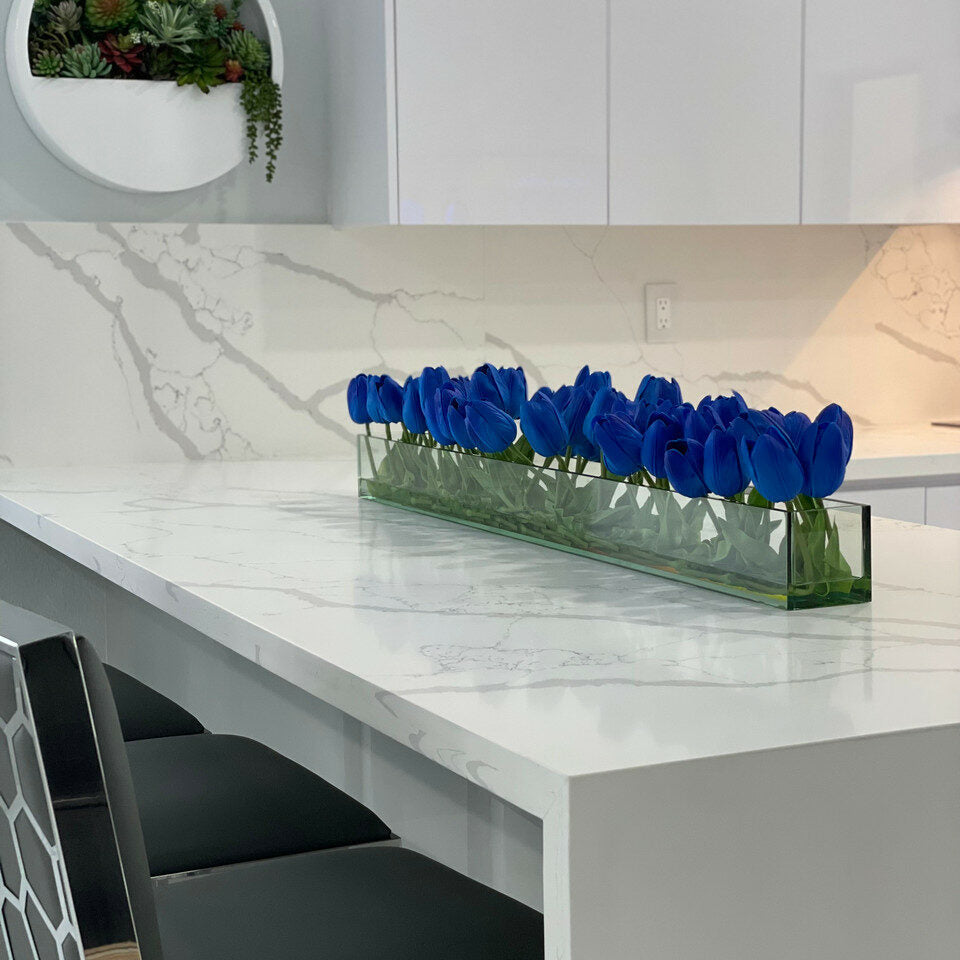 Vase en verre moderne avec tulipes bleues