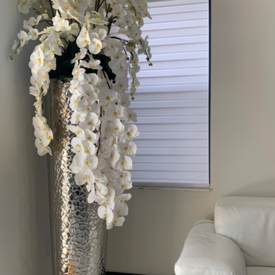 Orchidées Phalaenopsis en cascade dans un grand vase martelé extra haut